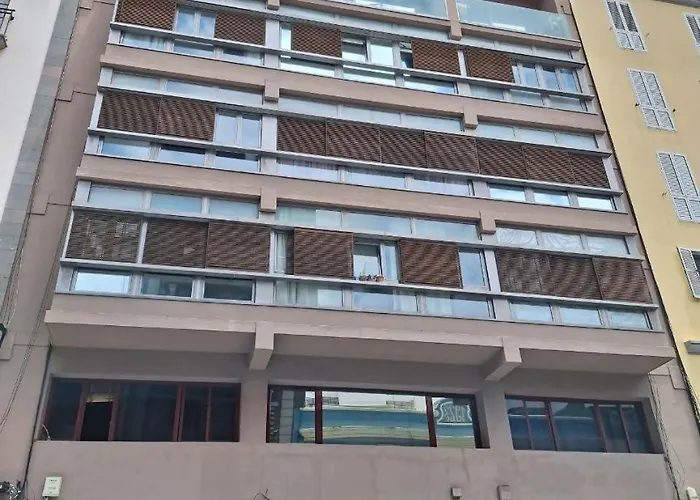 Loft Moderno Con Balcon Al Lado De Canteras