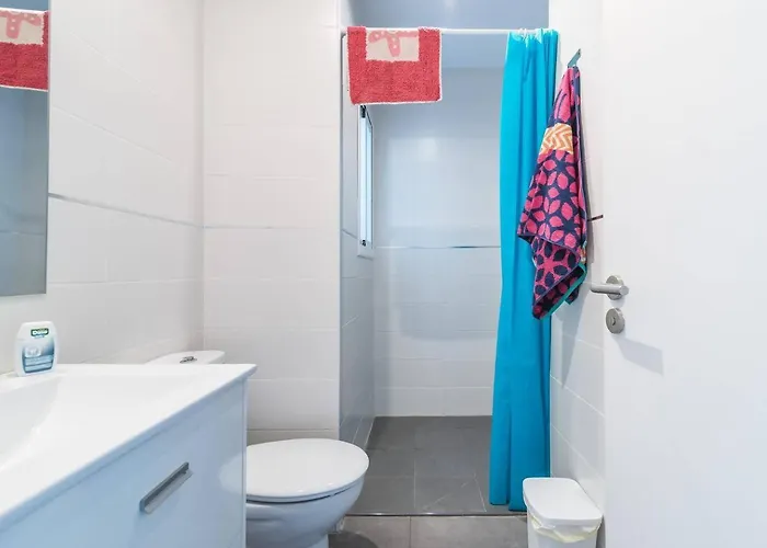 Loft Moderno Con Balcon Al Lado De Canteras
